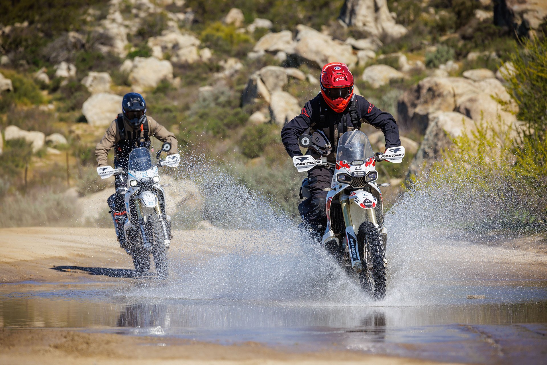 Dos pilotos Kove 450 Rally cruzando un río en Baja